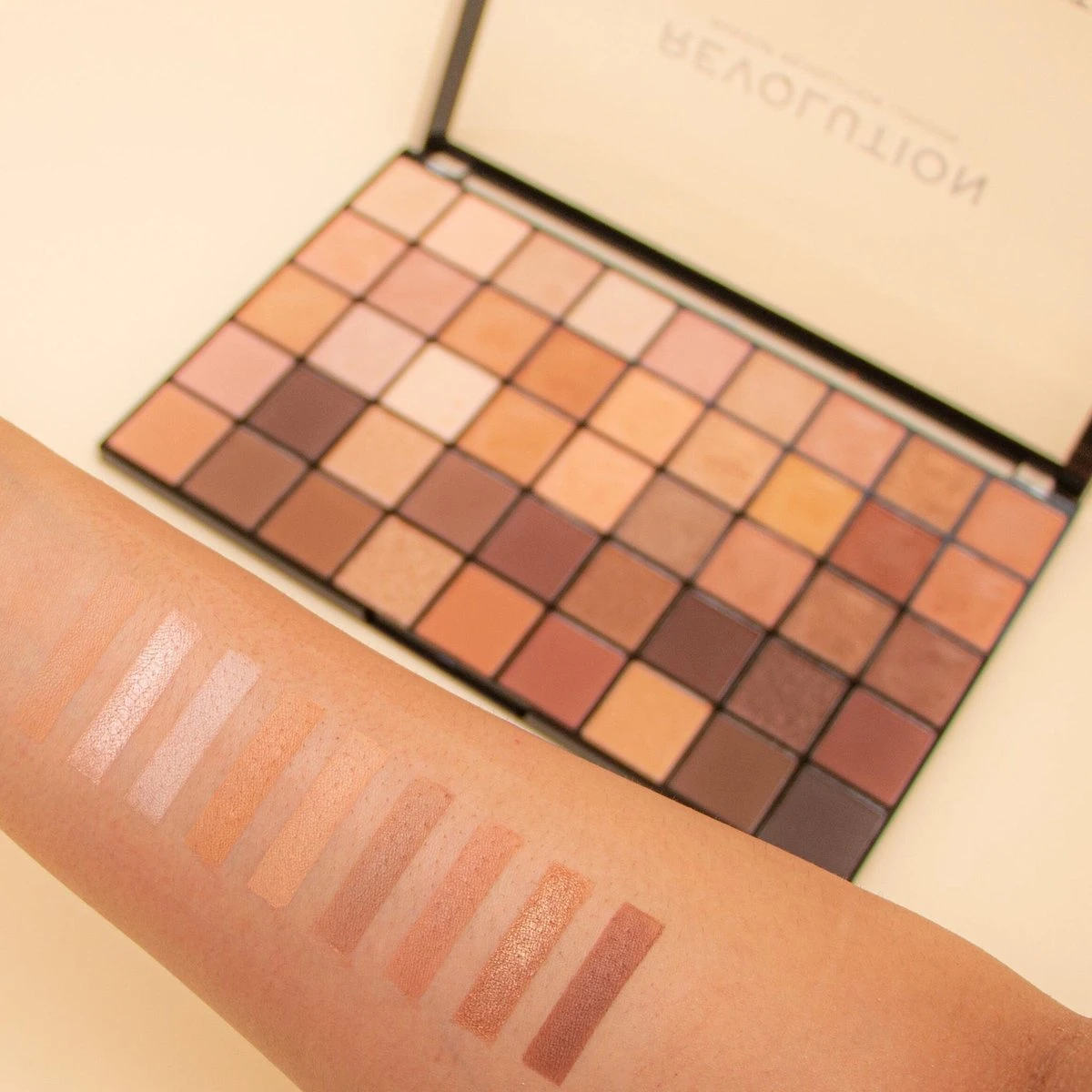 Makeup Revolution - Maxi Reloaded Palette - Nudes - Oogschaduw - Afbeelding 7