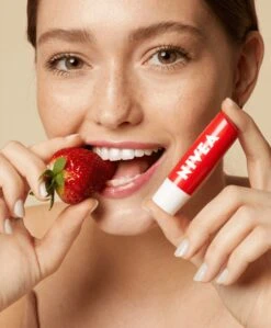 Nivea - Labello Strawberry Shine Lippenbalsem - 5,5 Ml Stick - Lipbalsem - Lipbalm - Lipverzorging - Verrijkt Met Shea Boter En Bio Jojoba Olie 11 Nivea - Labello Strawberry Shine Lippenbalsem - 5,5 Ml Stick - Lipbalsem - Lipbalm - Lipverzorging - Verrijkt Met Shea Boter En Bio Jojoba Olie -Make-up Mode Goedkope Winkel 990x1200
